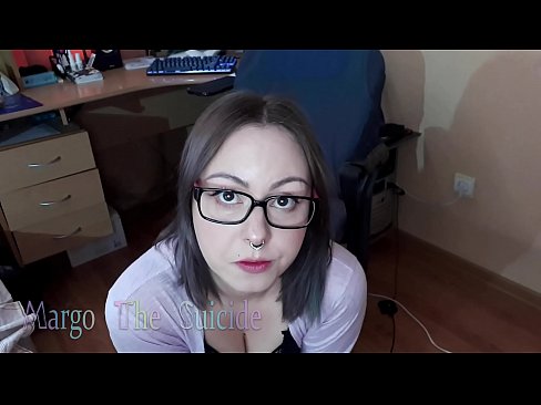 ❤️ Σέξι κορίτσι με γυαλιά πιπιλίζει Dildo βαθιά στην κάμερα ❤❌ Βίντεο σεξ ☑